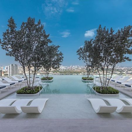 Eastin Grand Hotel Phayathai Bangkok Exterior foto The rooftop pool at the hotel