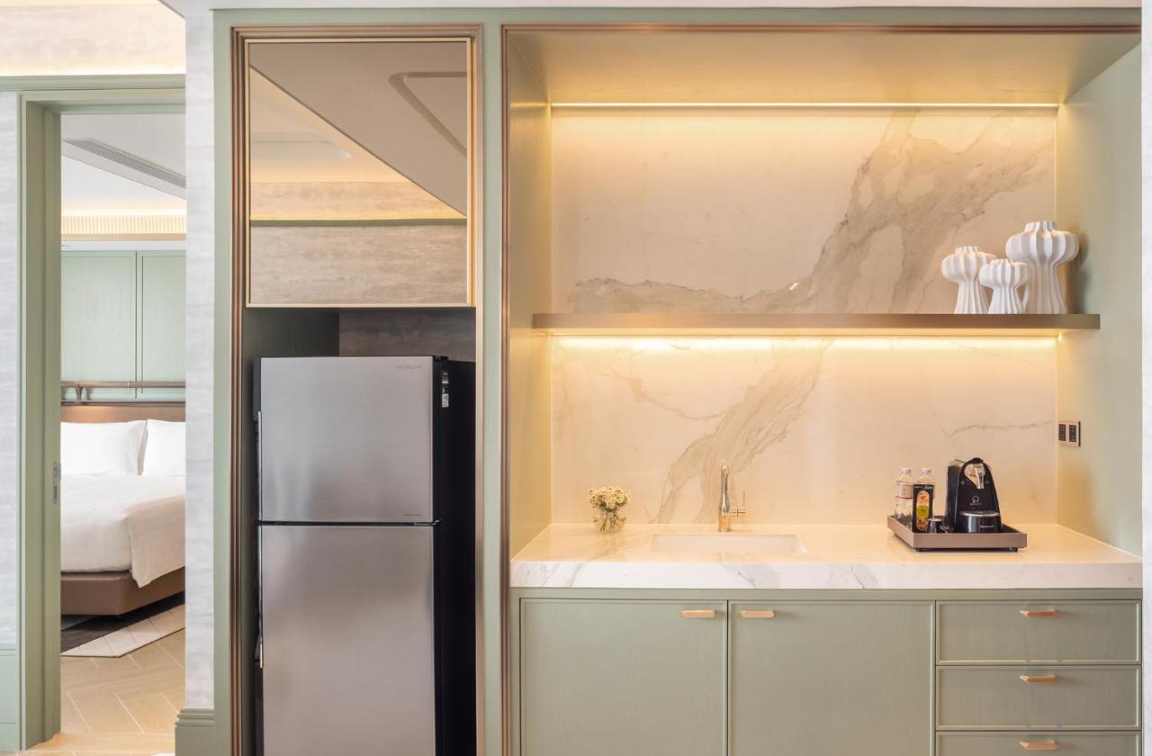 Eastin Grand Hotel Phayathai Bangkok Exterior foto A wet bar in a hotel room