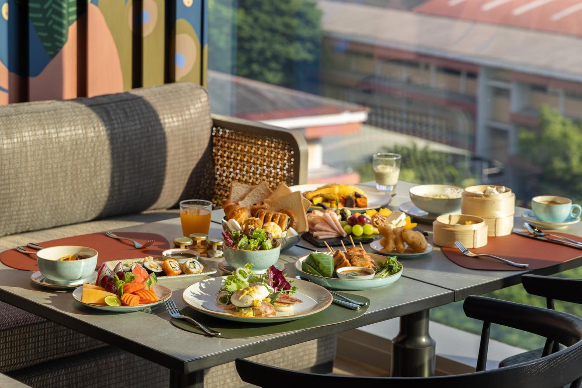 Eastin Grand Hotel Phayathai Bangkok Exterior foto A selection of dishes at the restaurant