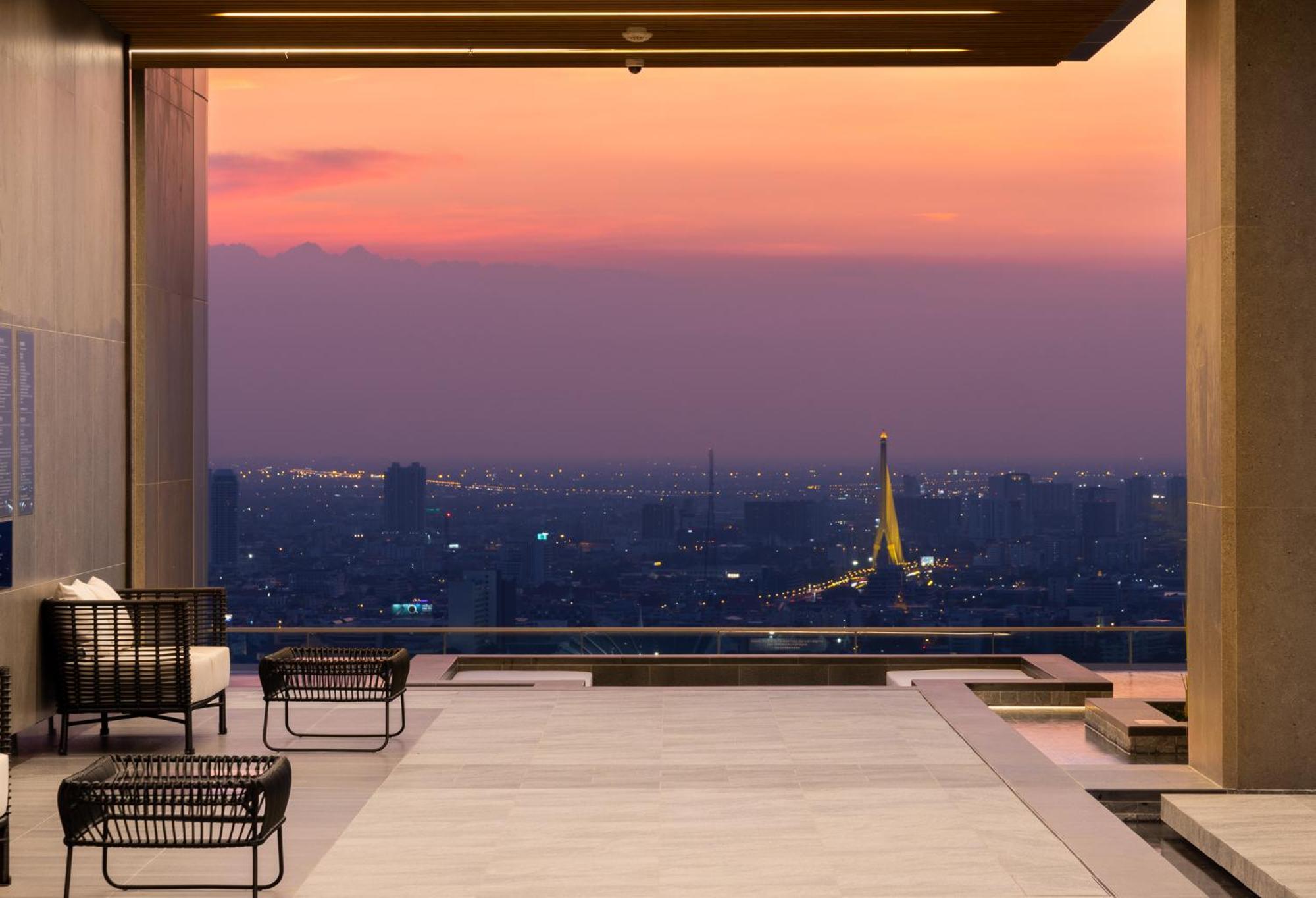 Eastin Grand Hotel Phayathai Bangkok Exterior foto View from the rooftop