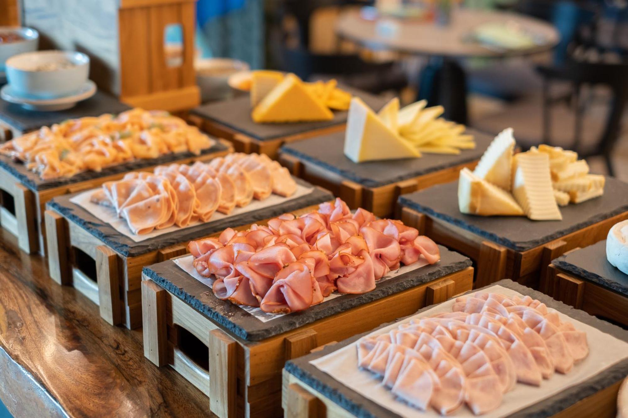 Eastin Grand Hotel Phayathai Bangkok Exterior foto A selection of cold cuts and cheese