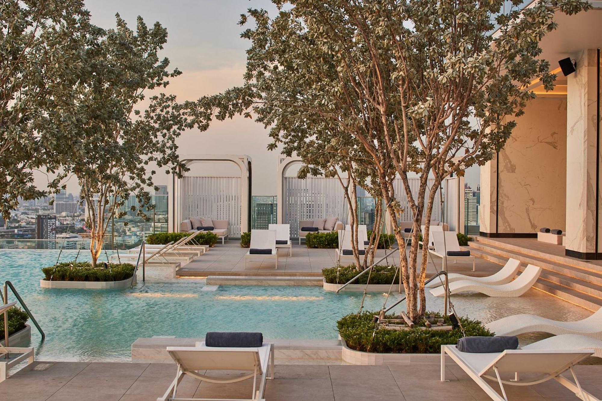 Eastin Grand Hotel Phayathai Bangkok Exterior foto The pool at the 1018