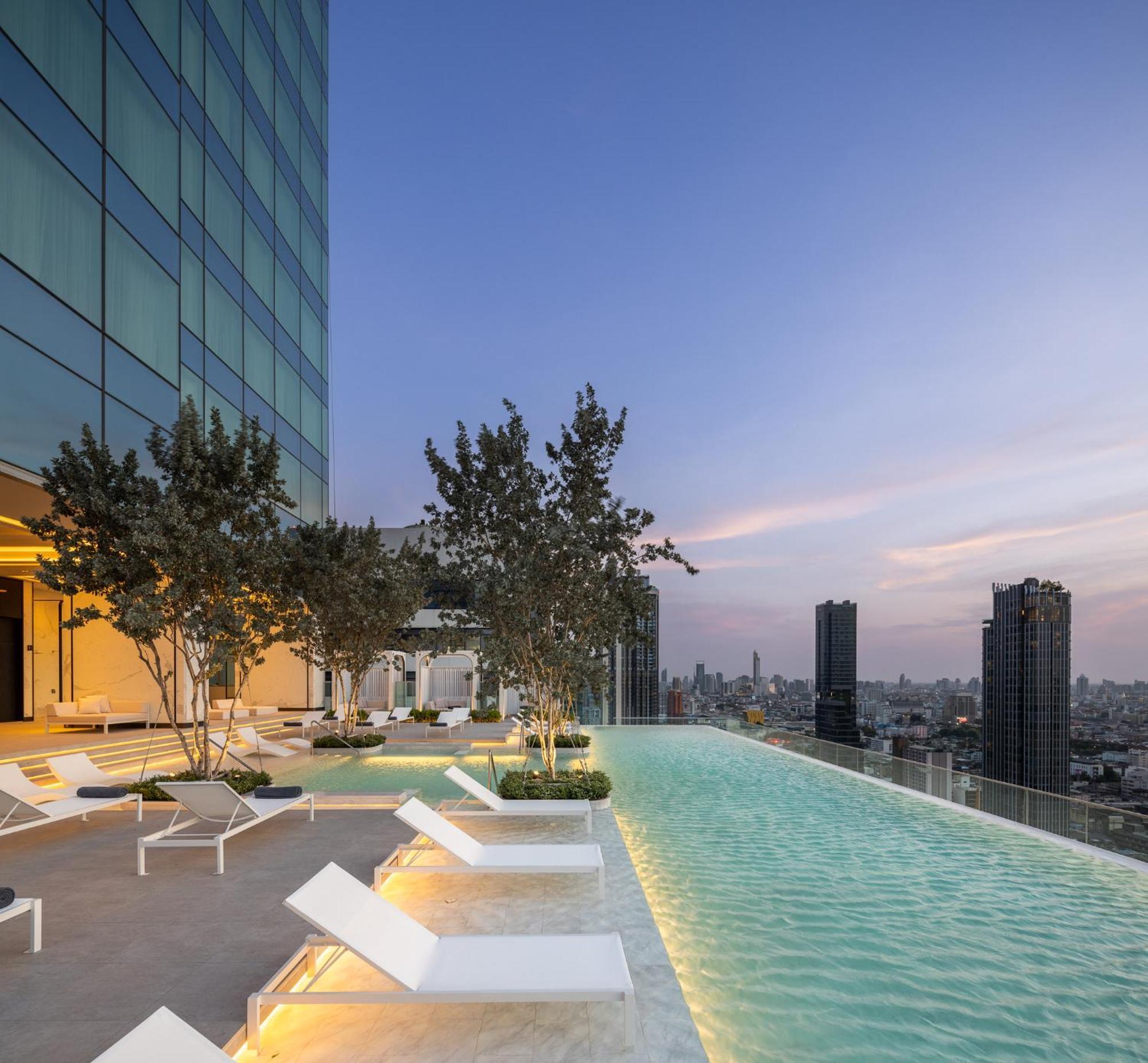 Eastin Grand Hotel Phayathai Bangkok Exterior foto The pool at the 39th floor